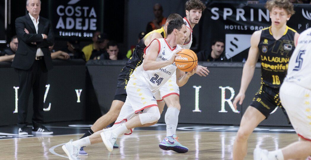 Kuric durante la Laguna Tenerife - Morabanc Andorra (ACB PHOTO - EMILIO COBOS)|Marcelinho Huertas ante Morabanc Andorra (ACB PHOTO - EMILIO COBOS)|Patty Mills lanza a canasta (EMILIO COBOS - ACB PHOTO)