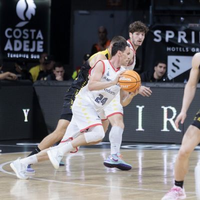 Kuric durante la Laguna Tenerife - Morabanc Andorra (ACB PHOTO - EMILIO COBOS)|Marcelinho Huertas ante Morabanc Andorra (ACB PHOTO - EMILIO COBOS)|Patty Mills lanza a canasta (EMILIO COBOS - ACB PHOTO)