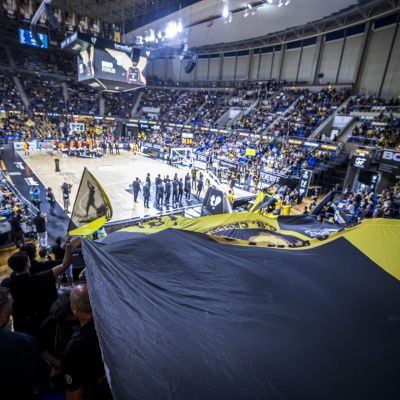 La afición aurinegra llena el Santiago Martín (CB CANARIAS)