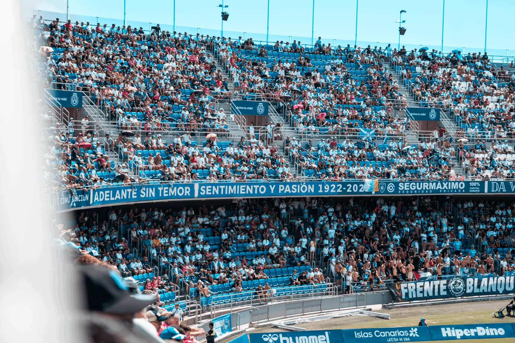 La afición blanquiazul en el Rodríguez López (CD Tenerife)