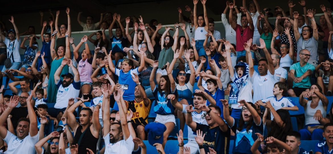 La afición blanquiazul en el entrenamiento a puertas abiertas (@CDTOficial)