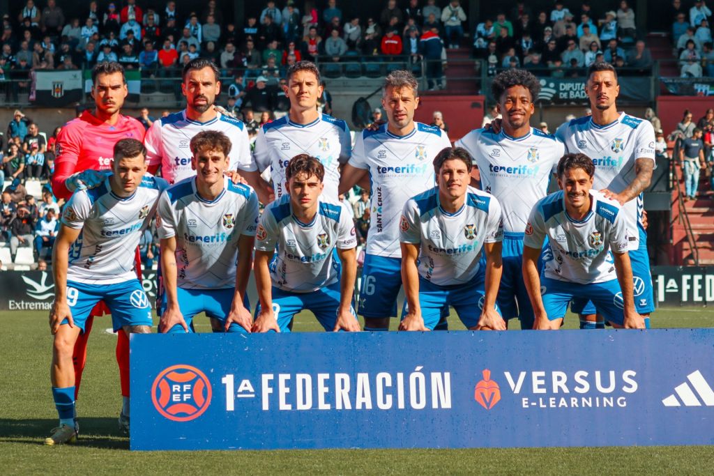 La alineación del CD Tenerife en el Estadio Romano José Fouto (CD TENERIFE)
