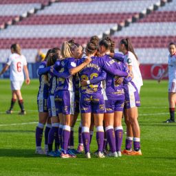 Las blanquiazules celebran el 1-1 de Amani (CD Tenerife Femenino)