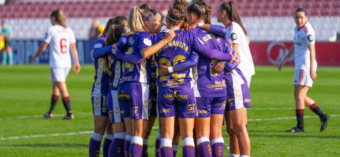 Las blanquiazules celebran el 1-1 de Amani (CD Tenerife Femenino)