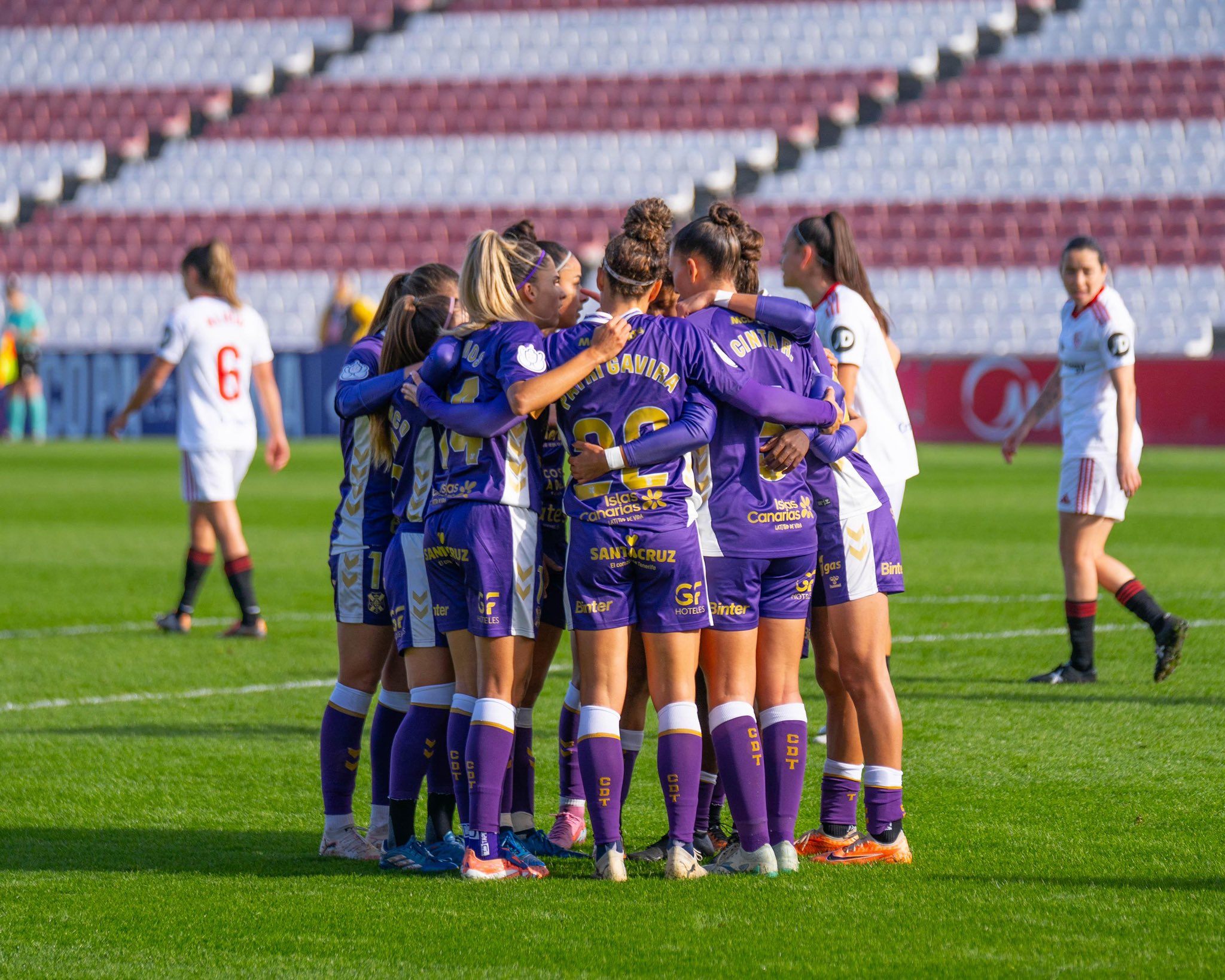 Las blanquiazules celebran el 1-1 de Amani (CD Tenerife Femenino)