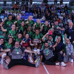 Las sevillanas celebran el título (Vóley Esquimo)