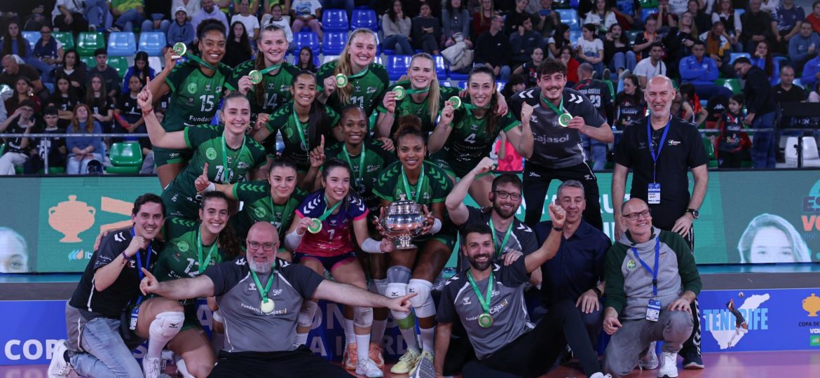 Las sevillanas celebran el título (Vóley Esquimo)