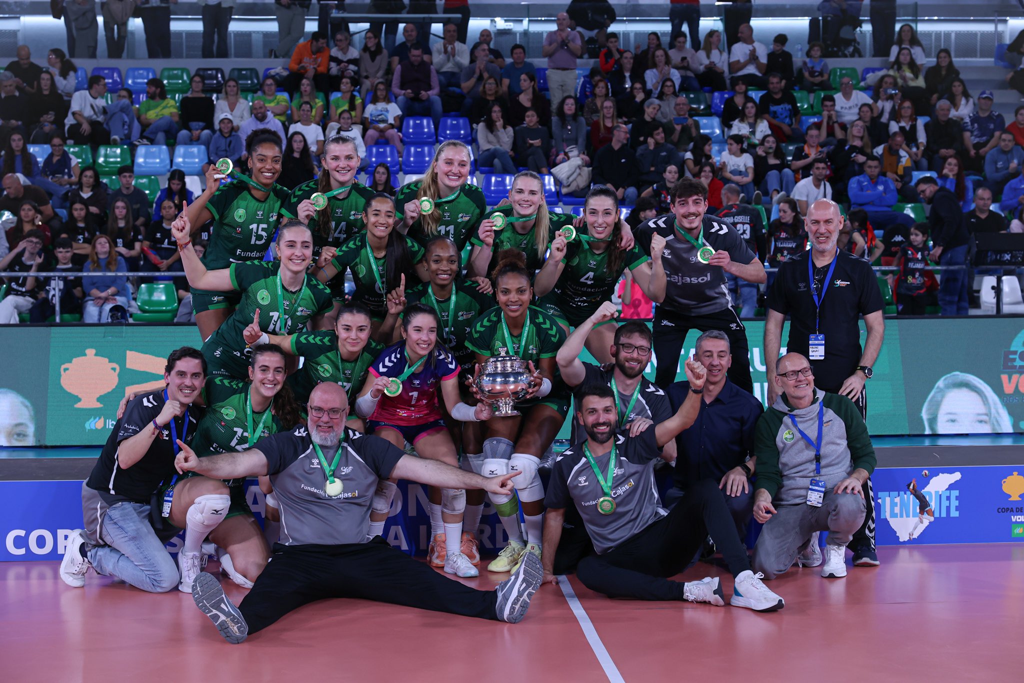 Las sevillanas celebran el título (Vóley Esquimo)