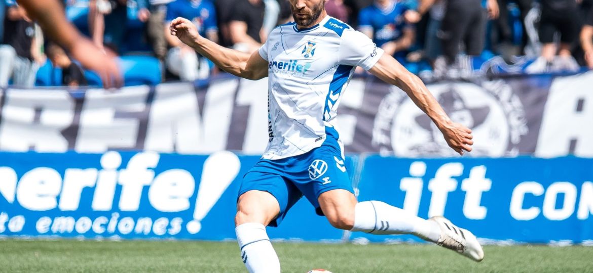 León realiza un desplazamiento (CD TENERIFE).