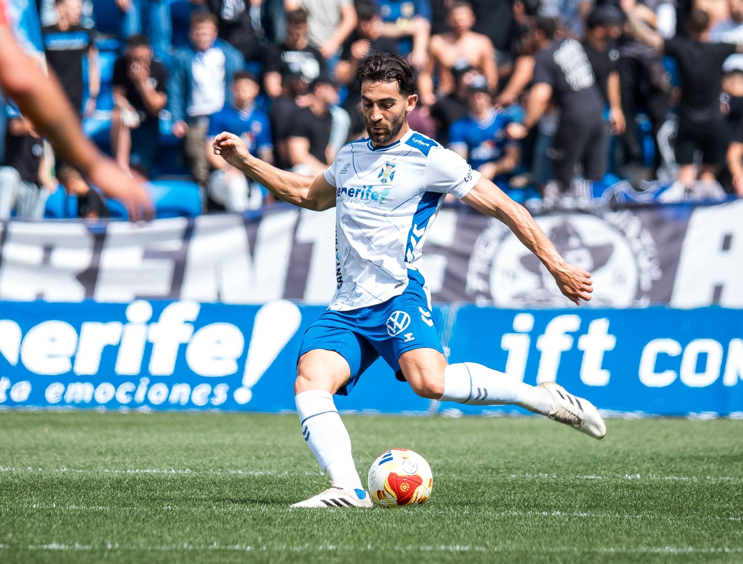 León realiza un desplazamiento (CD TENERIFE).