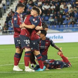 Los jugadores del Levante celebran un gol (LALIGA).|Ángel pugna contra Oriol Rey por un balón (CD TENERIFE/SAN ACOSTA).|Mellot defiende un balón (CD TENERIFE/SAN ACOSTA).|XI del Tenerife ante el Levante (CD TENERIFE/SAN ACOSTA).|Waldo