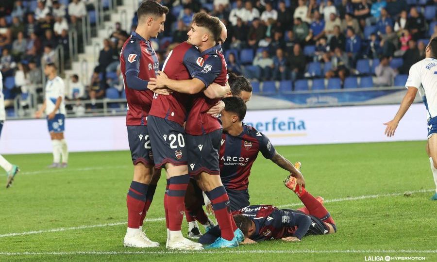 Los jugadores del Levante celebran un gol (LALIGA).|Ángel pugna contra Oriol Rey por un balón (CD TENERIFE/SAN ACOSTA).|Mellot defiende un balón (CD TENERIFE/SAN ACOSTA).|XI del Tenerife ante el Levante (CD TENERIFE/SAN ACOSTA).|Waldo