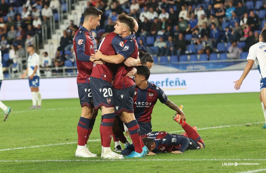 Los jugadores del Levante celebran un gol (LALIGA).