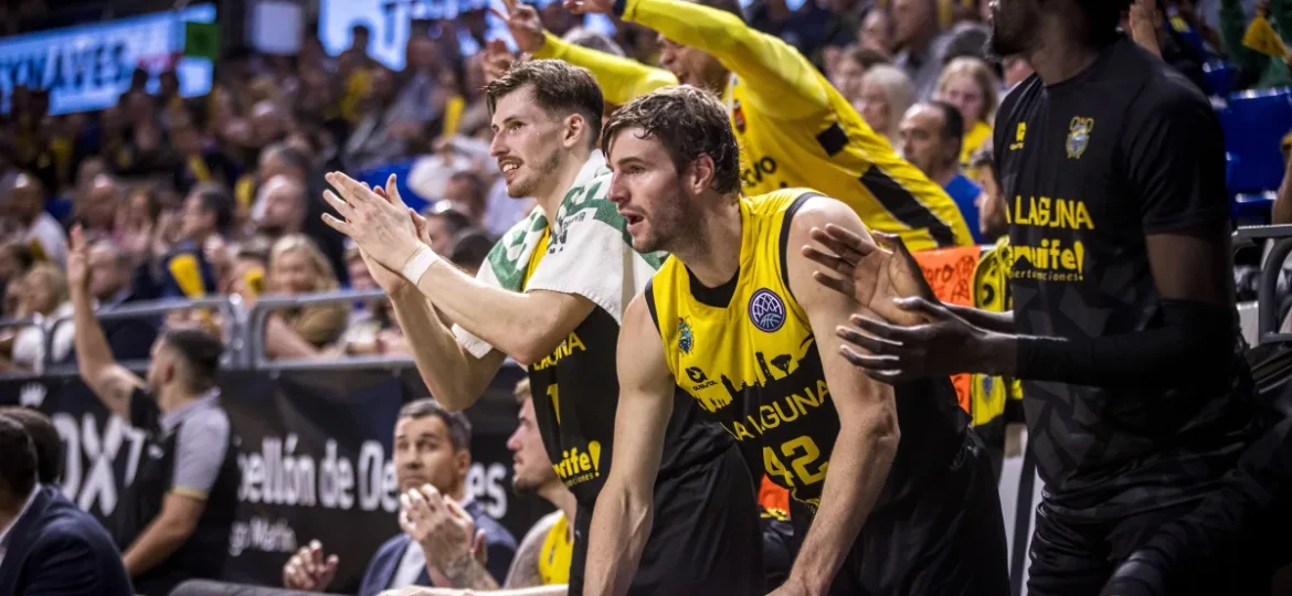 Los aurinegros celebrando en el banquillo (BCL)