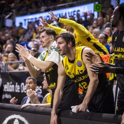 Los aurinegros celebrando en el banquillo (BCL)