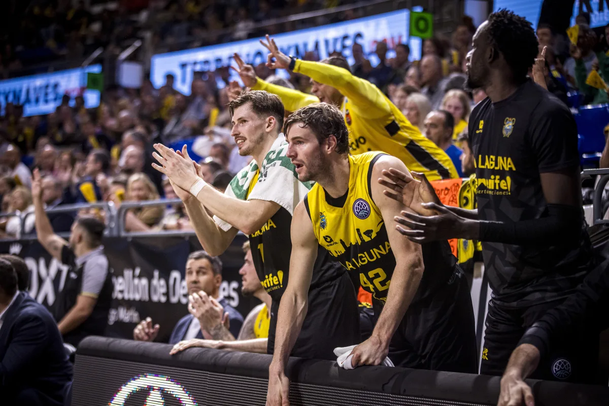 Los aurinegros celebrando en el banquillo (BCL)