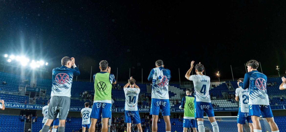 Los blanquiazules aplaudiendo a la afición (CD Tenerife)
