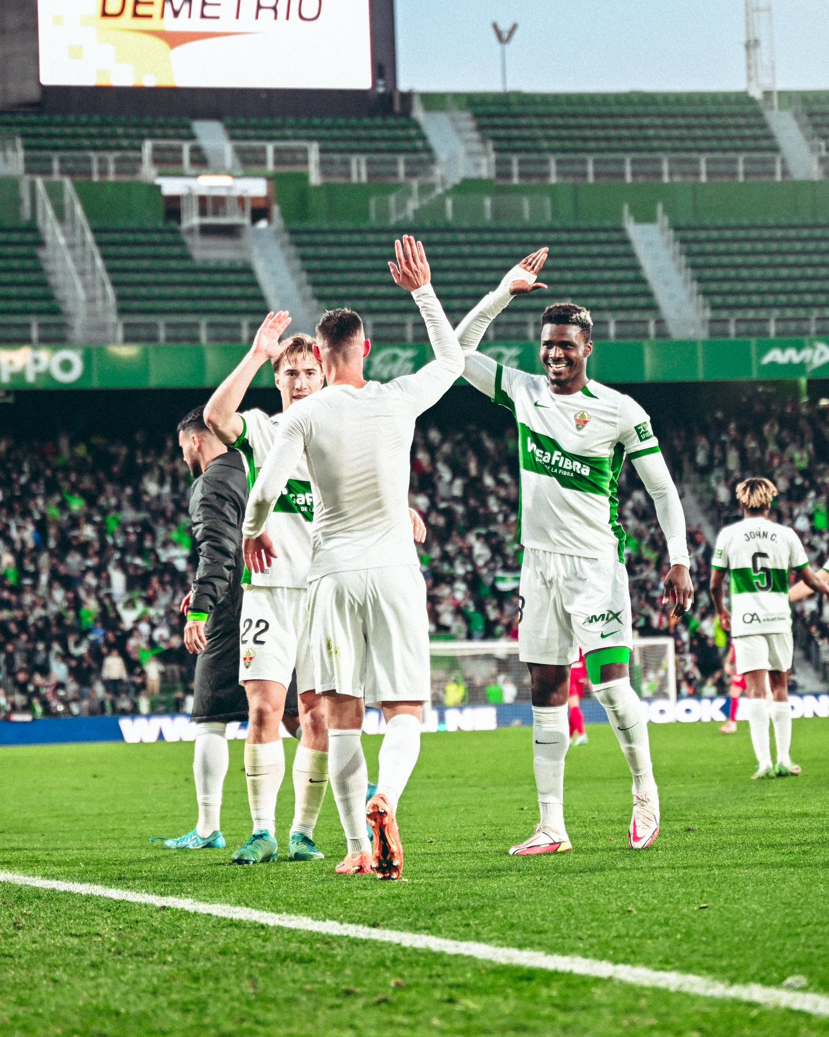 Los ilicitanos celebrando el gol al Zaragoza en el último minuto (@elchecf)