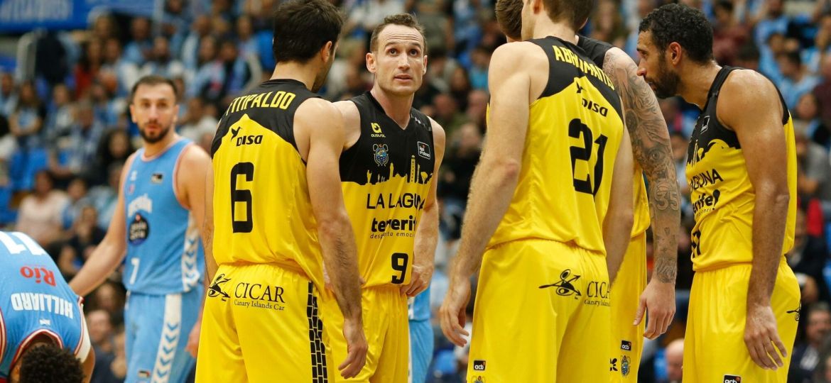 Los jugadores de La Laguna Tenerife ante Río Breogán (ACB MEDIA / Carlos Castro)