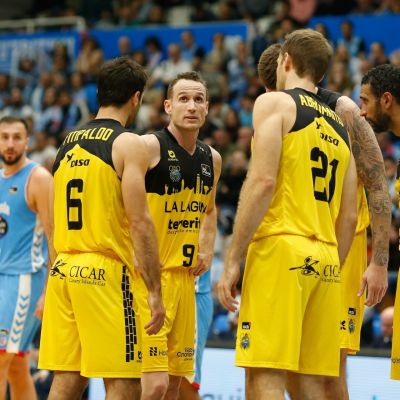 Los jugadores de La Laguna Tenerife ante Río Breogán (ACB MEDIA / Carlos Castro)