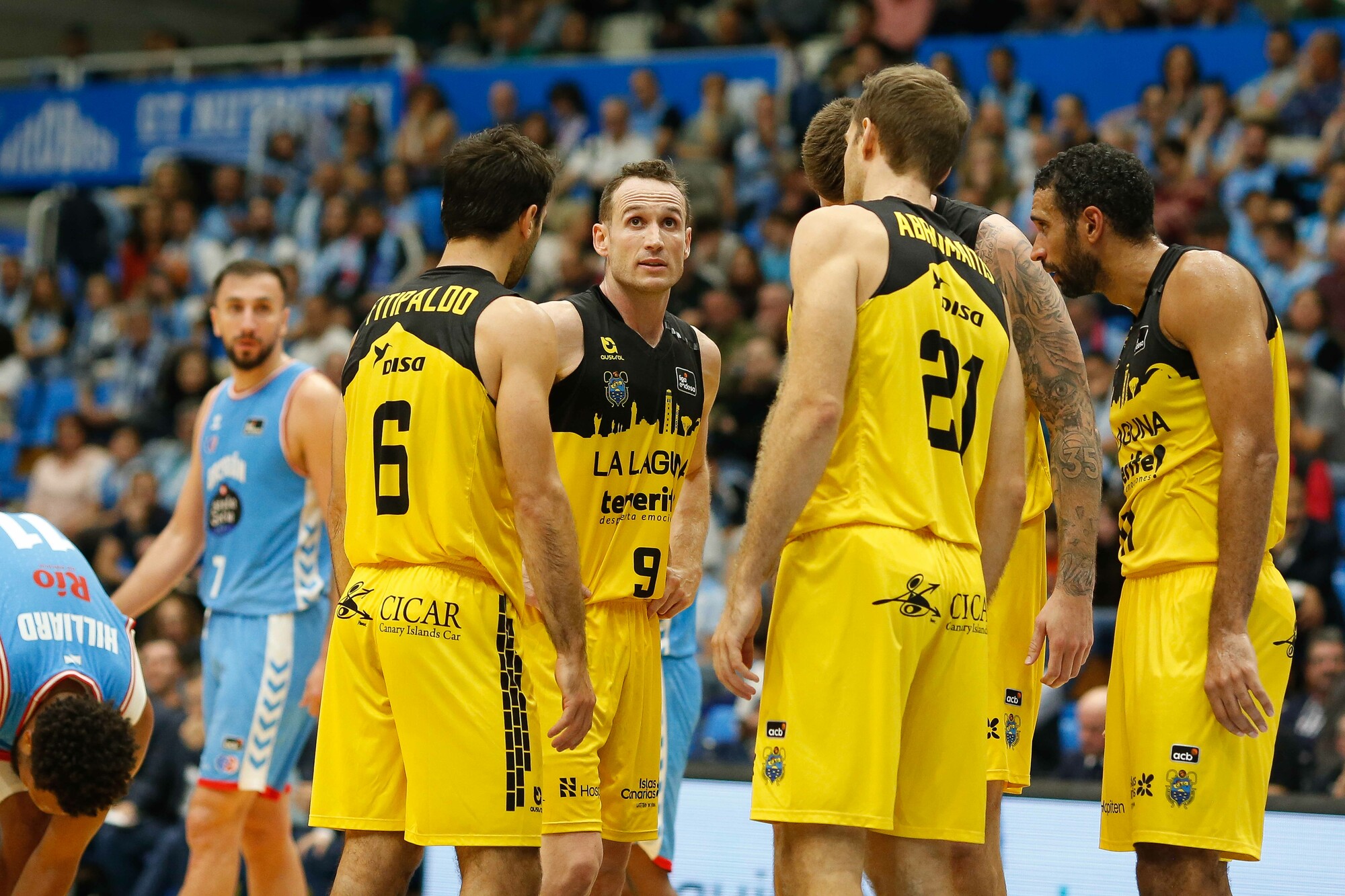 Los jugadores de La Laguna Tenerife ante Río Breogán (ACB MEDIA / Carlos Castro)