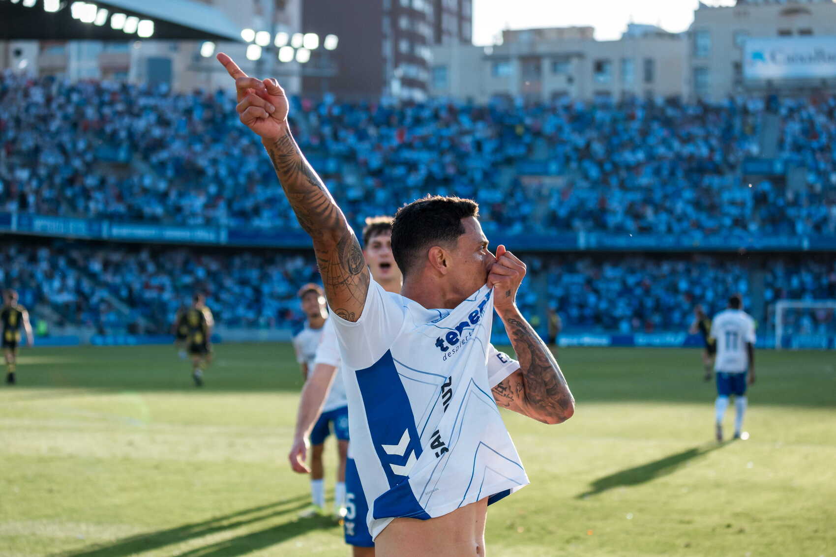 Maikel Mesa se besa el escudo (CD TENERIFE).