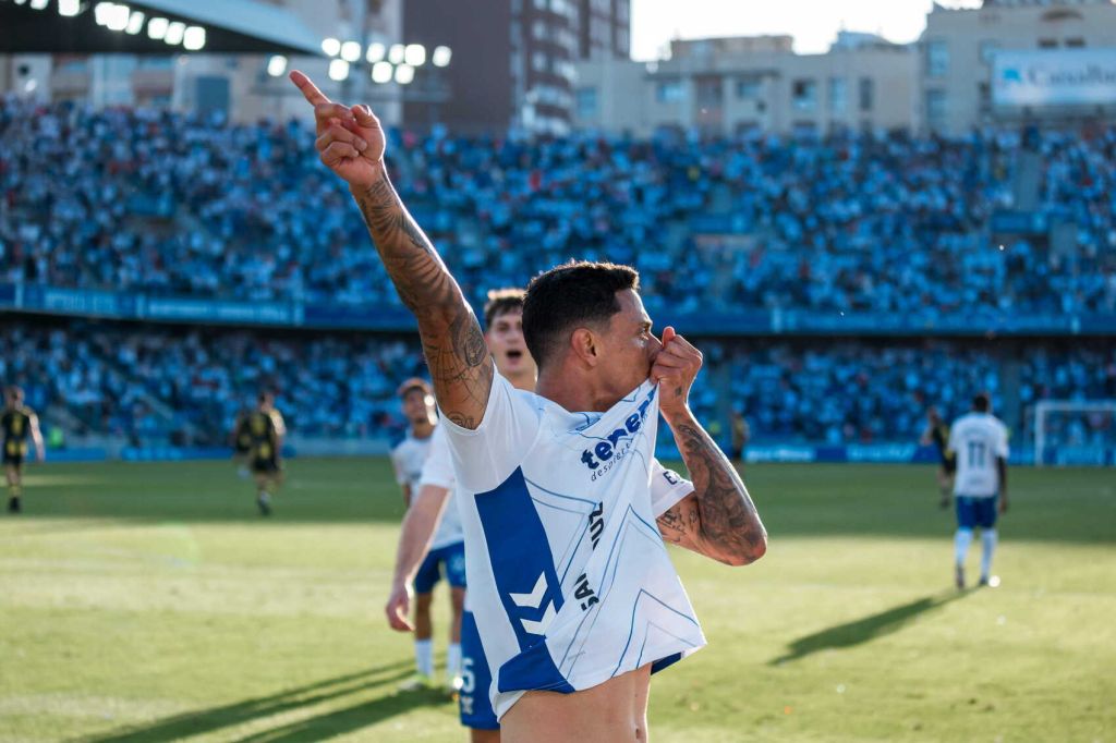 Maikel Mesa se besa el escudo (CD TENERIFE).