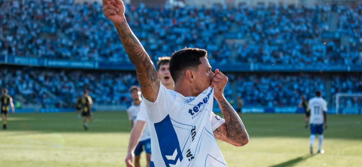 Maikel Mesa se besa el escudo (CD TENERIFE).