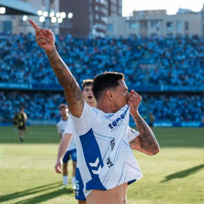 Maikel Mesa se besa el escudo (CD TENERIFE).