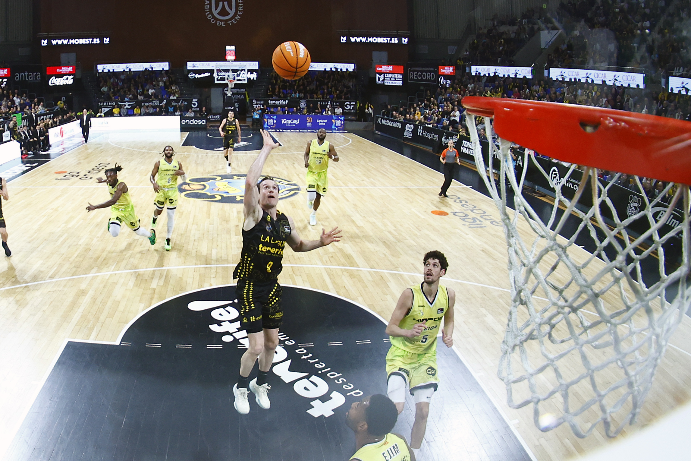 Marcelinho Huertas durante el La Laguna Tenerife- Hiopos Lleida (EMILIO COBOS ACB PHOTO)