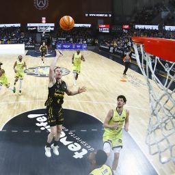 Marcelinho Huertas lanza a canasta (CB CANARIAS)