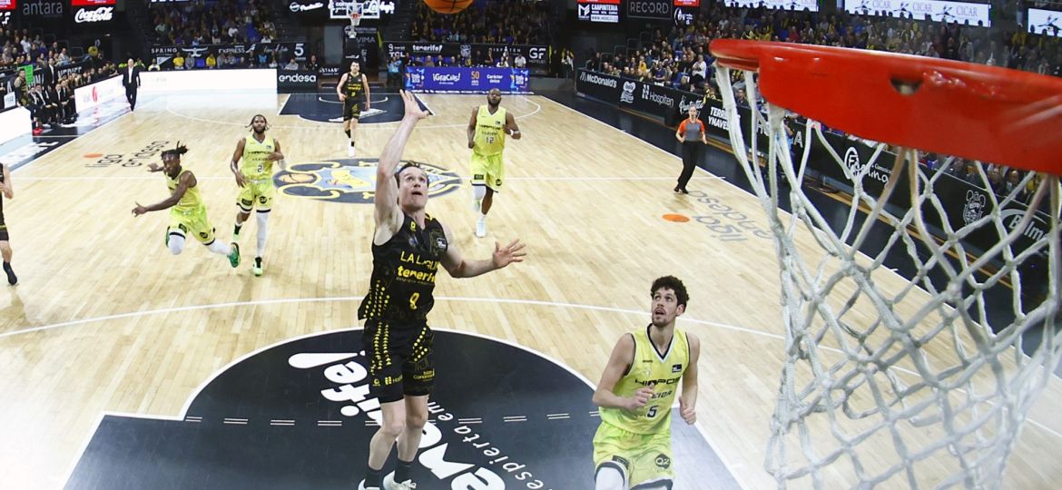 Marcelinho Huertas lanza a canasta (CB CANARIAS)