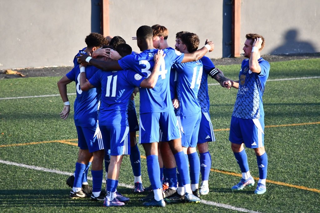 Los jugadores marinistas celebran uno de los goles (@CDMARINOOFICIAL).