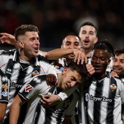 Mellot y Alberto celebran un gol junto a sus compañeros (LALIGA).