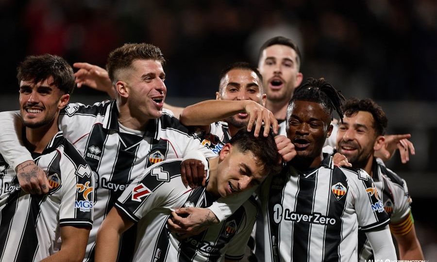 Mellot y Alberto celebran un gol junto a sus compañeros (LALIGA).