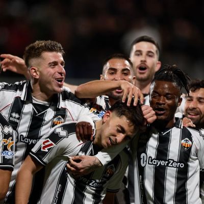 Mellot y Alberto celebran un gol junto a sus compañeros (LALIGA).