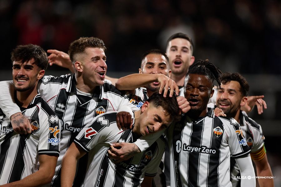 Mellot y Alberto celebran un gol junto a sus compañeros (LALIGA).