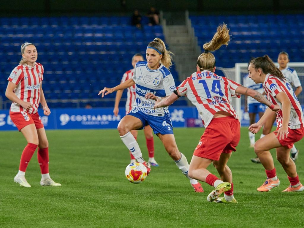 Natalia rodeada de jugadoras del Atlético de Madrid (CD TENERIFE)