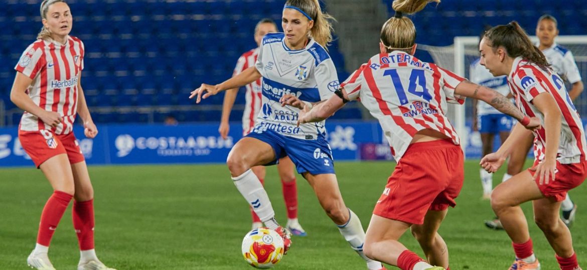 Natalia rodeada de jugadoras del Atlético de Madrid (CD TENERIFE)