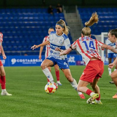 Natalia rodeada de jugadoras del Atlético de Madrid (CD TENERIFE)