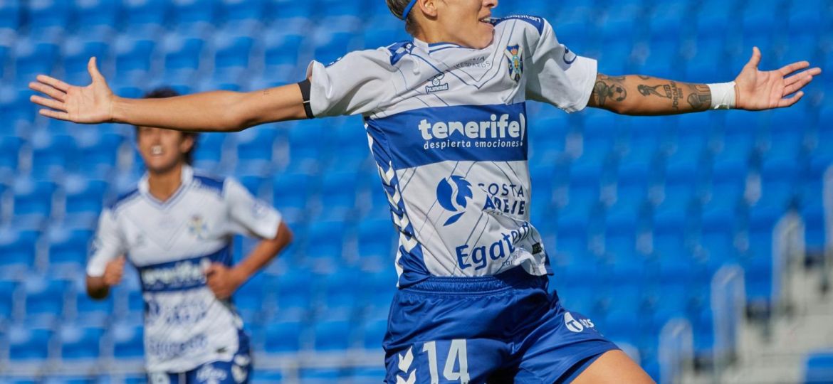 Natalia Ramos celebra un gol en el Heliodoro (CD TENERIFE FEMENINO).