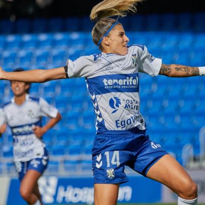 Natalia Ramos celebra un gol en el Heliodoro (CD TENERIFE FEMENINO).