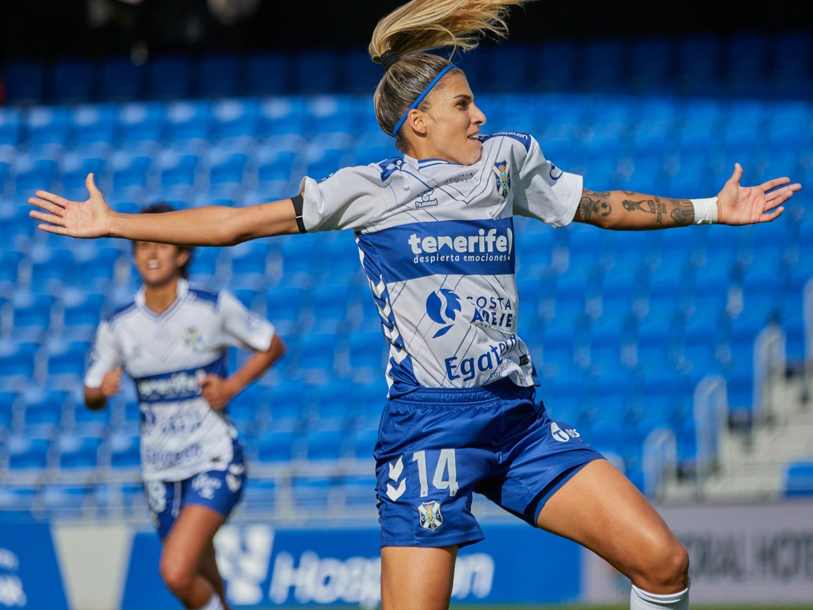 Natalia Ramos celebra un gol en el Heliodoro (CD TENERIFE FEMENINO).