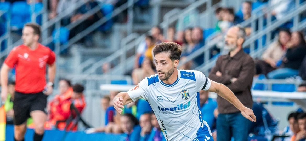 Nacho Gil conduce un balón (CD TENERIFE).