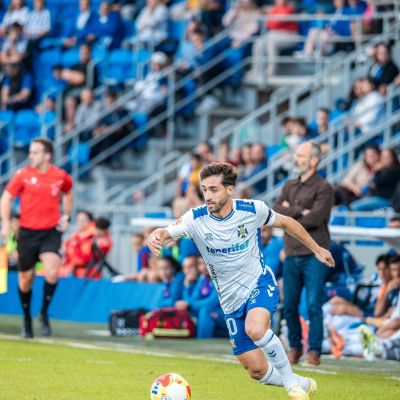 Nacho Gil conduce un balón (CD TENERIFE).