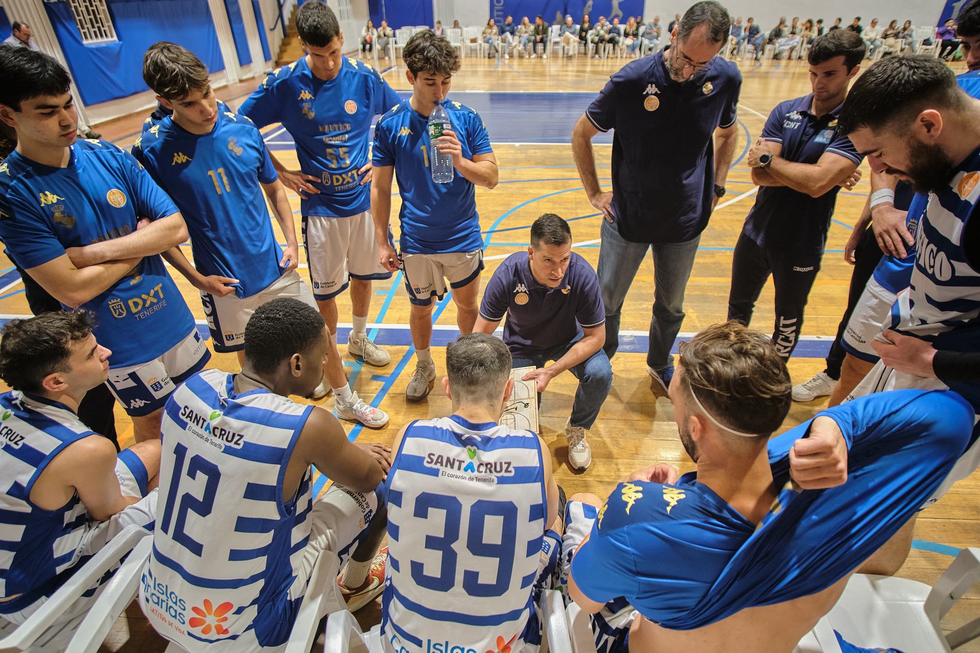 Ronald Cómez da instrucciones a sus jugadores (CEDIDA).