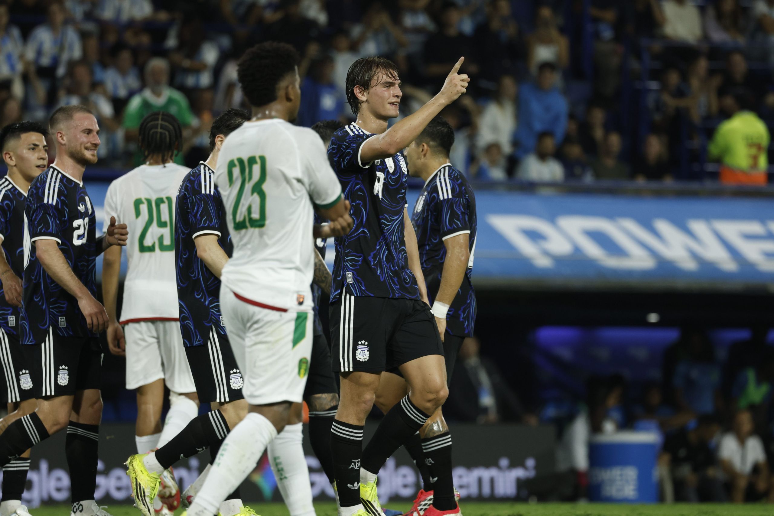 Nico Paz celebra su primer gol con la albiceleste (@ARGENTINA).