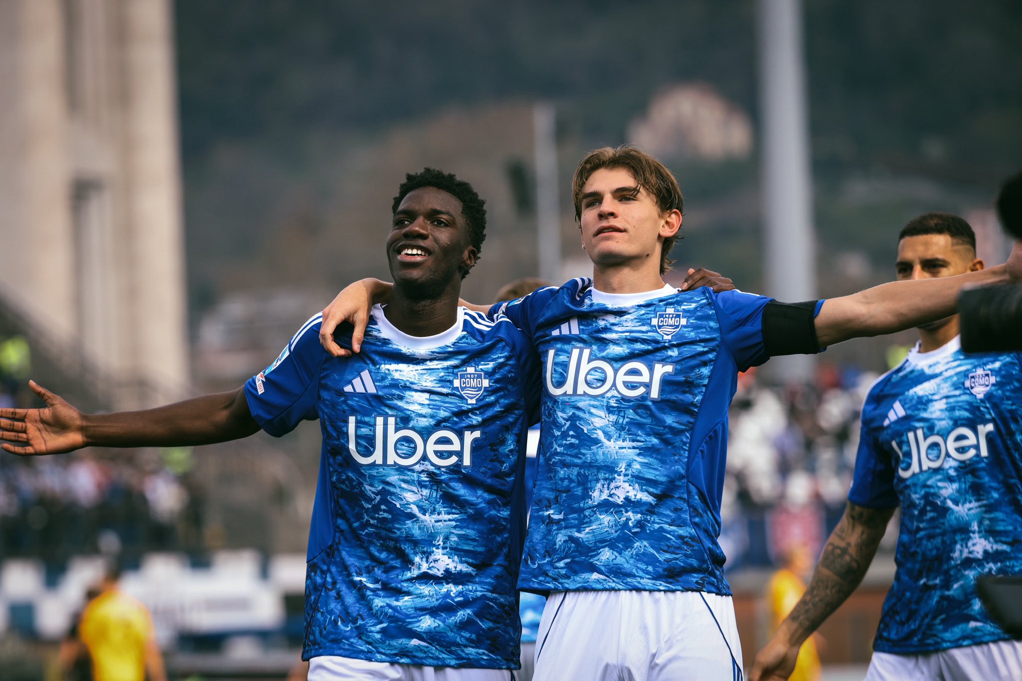 Nico Paz celebra uno de los goles (@COMO_1907).