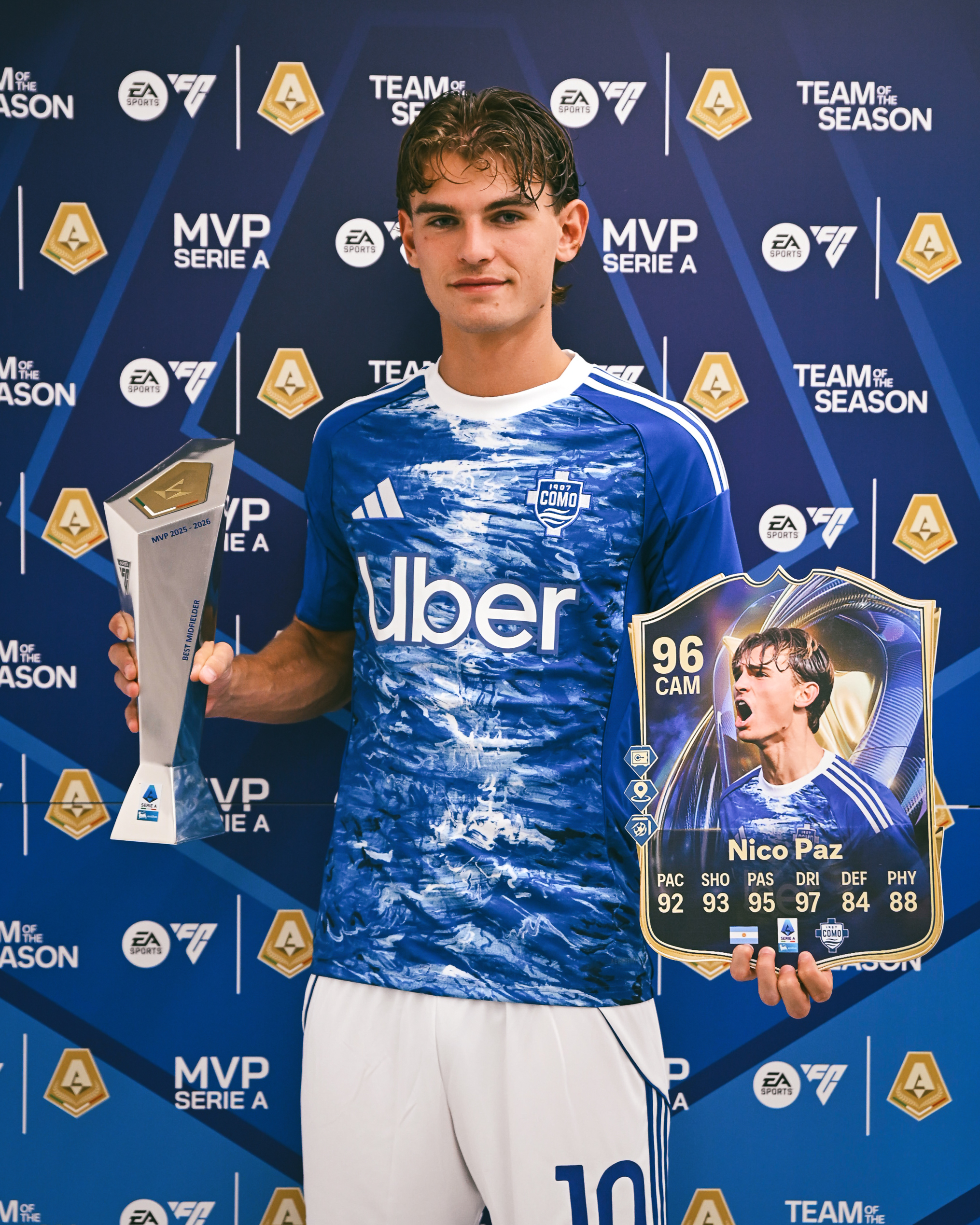 Nico Paz recibe el premio a mejor centrocampista de la Serie A (@COMO1907).