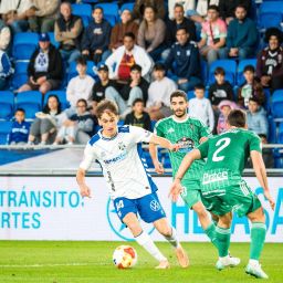 Noel López conduce un balón (CD TENERIFE).